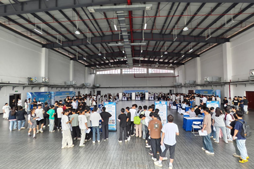 南宫·NG28(China)官方网站举办2026届毕业生双选会 提供近千个就业岗位