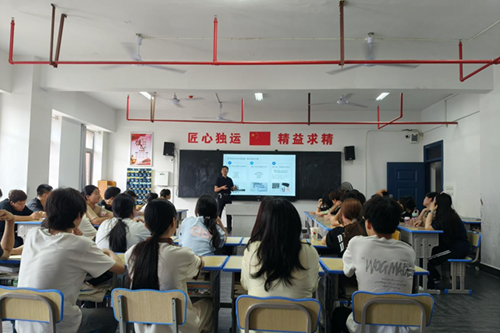 南宫·NG28(China)官方网站党委委员、宣传统战部部长肖炎坤给联系班级讲思想政治教育课
